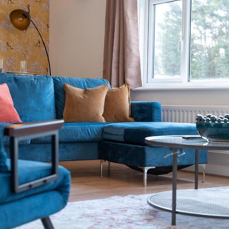Stylish 4 Bedroom Spacious Retreat With Parking - Sleeps 10 - Families & Contractors 坎特伯雷 外观 照片