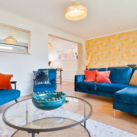 Stylish 4 Bedroom Spacious Retreat With Parking - Sleeps 10 - Families & Contractors 坎特伯雷 外观 照片