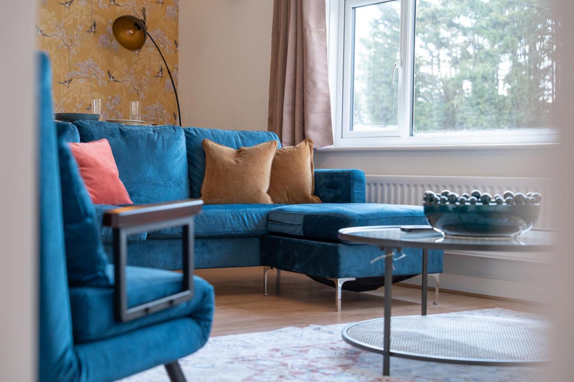 Stylish 4 Bedroom Spacious Retreat With Parking - Sleeps 10 - Families & Contractors 坎特伯雷 外观 照片