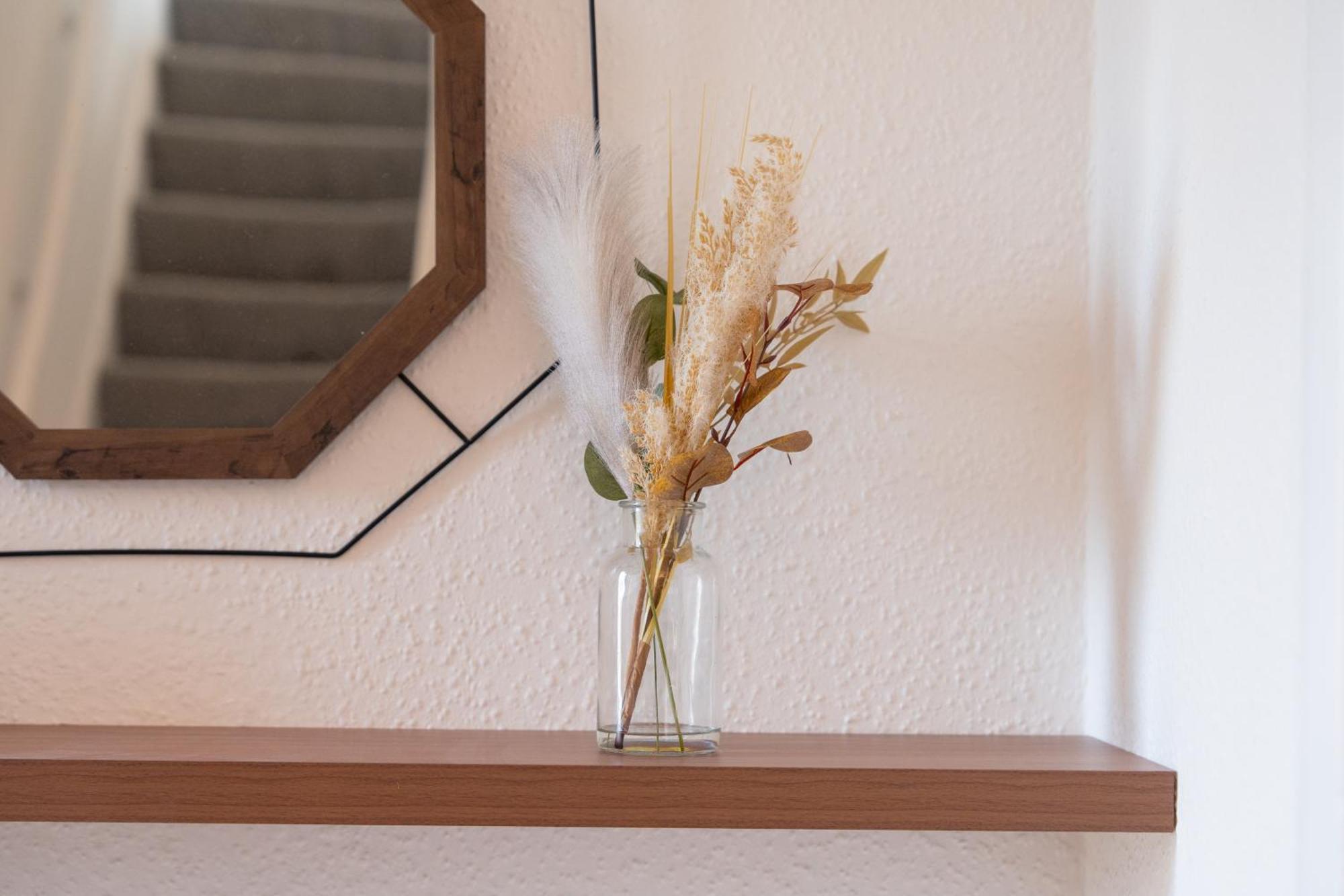 Stylish 4 Bedroom Spacious Retreat With Parking - Sleeps 10 - Families & Contractors 坎特伯雷 外观 照片