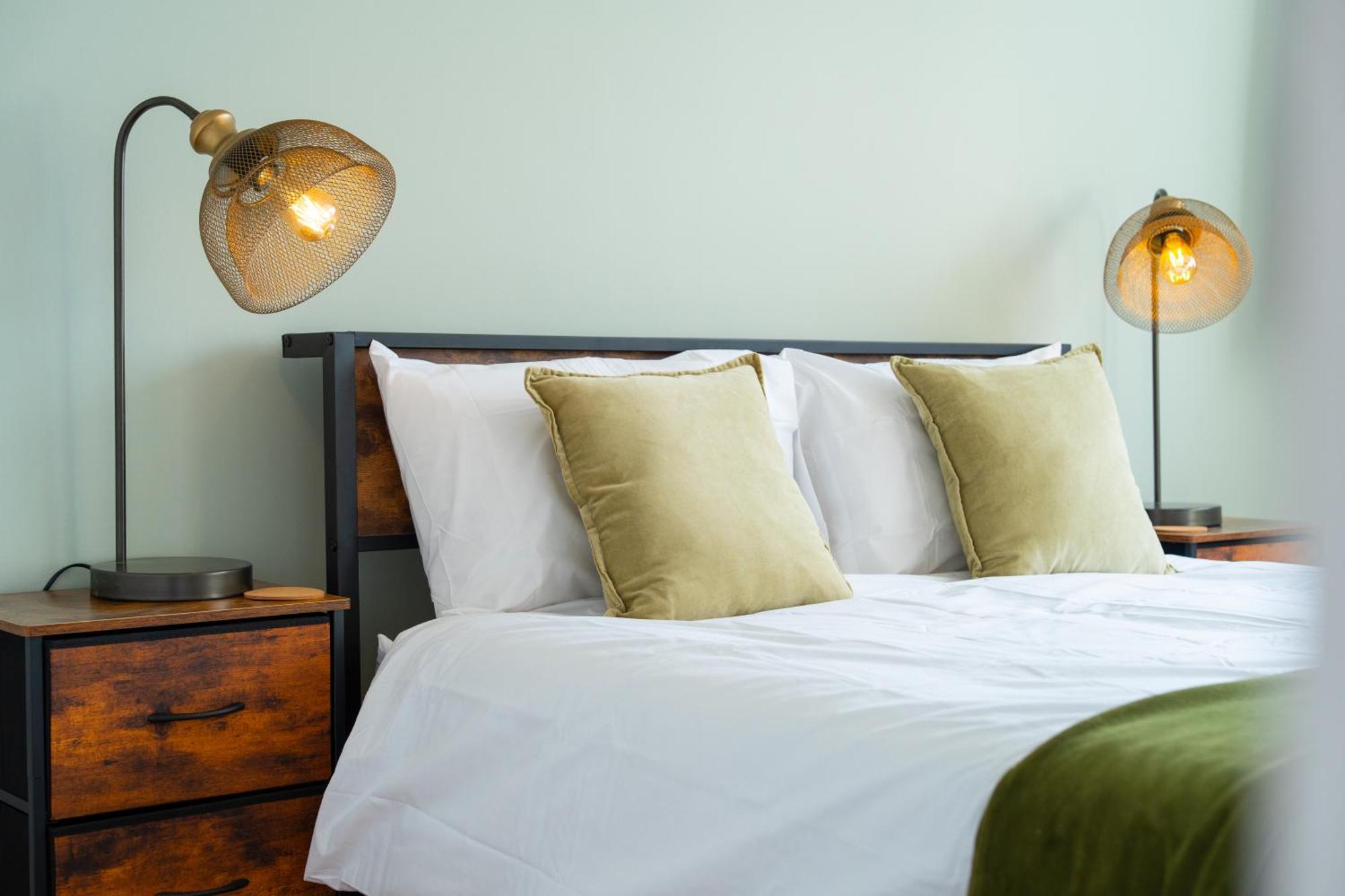 Stylish 4 Bedroom Spacious Retreat With Parking - Sleeps 10 - Families & Contractors 坎特伯雷 外观 照片