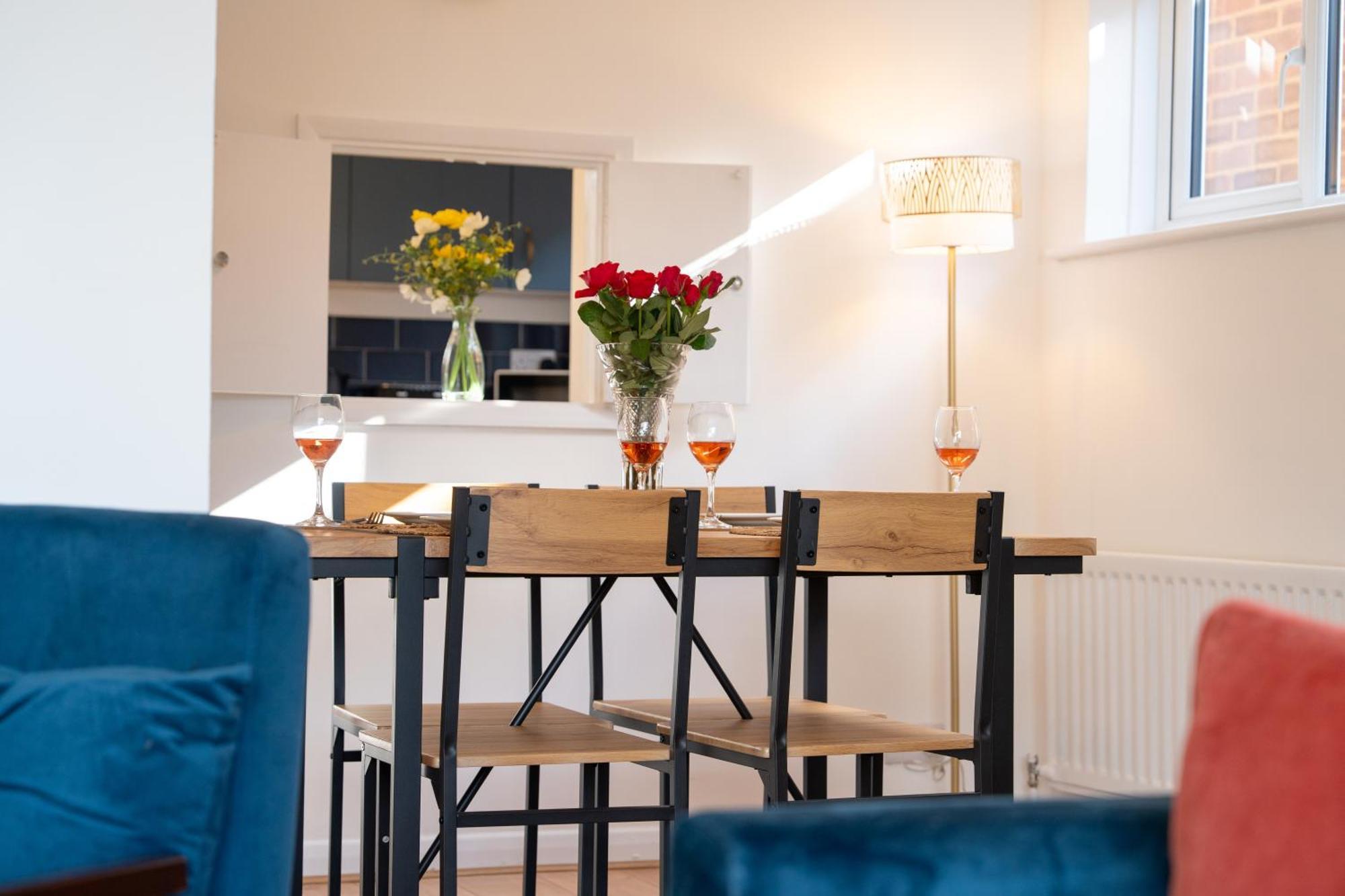 Stylish 4 Bedroom Spacious Retreat With Parking - Sleeps 10 - Families & Contractors 坎特伯雷 外观 照片