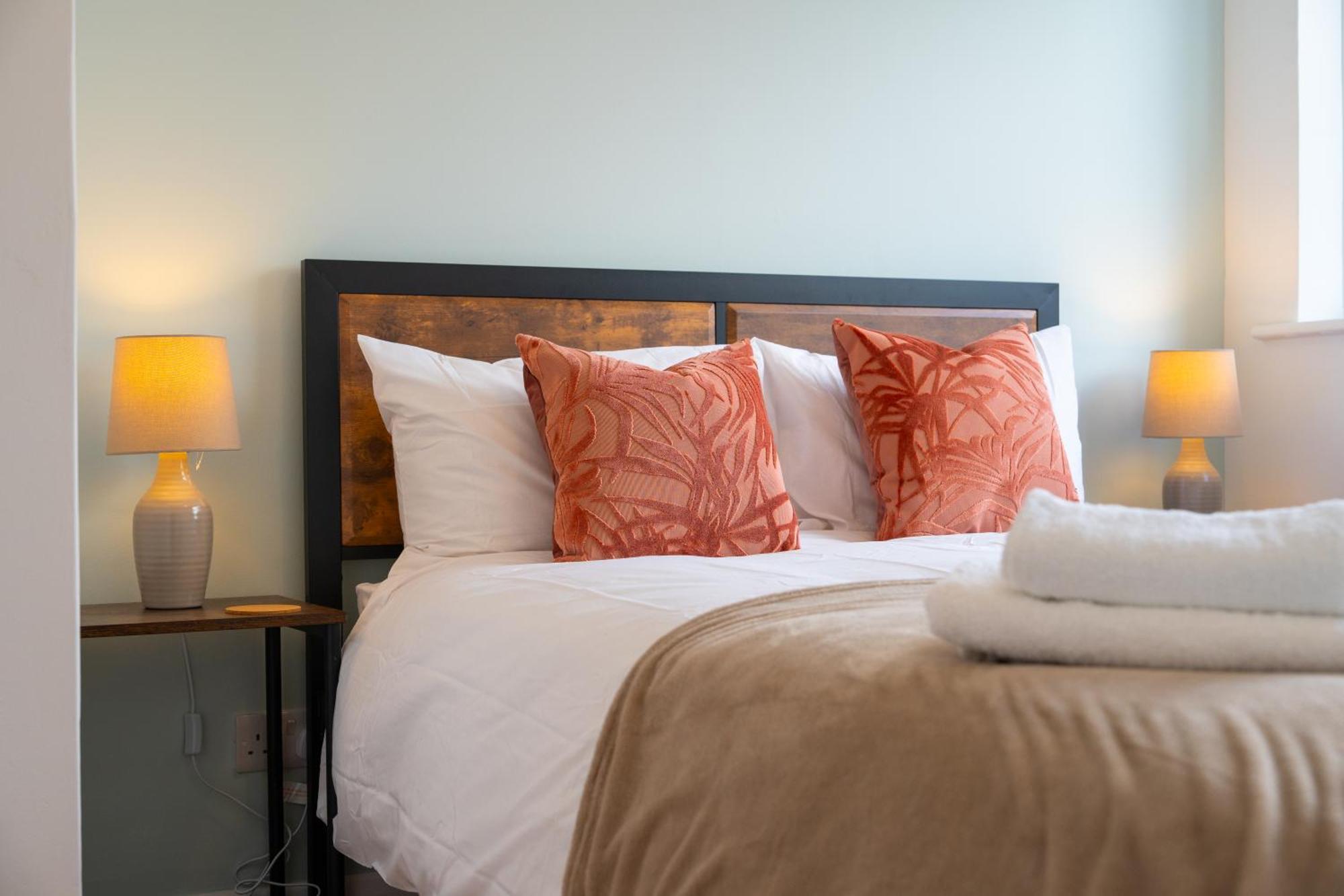 Stylish 4 Bedroom Spacious Retreat With Parking - Sleeps 10 - Families & Contractors 坎特伯雷 外观 照片