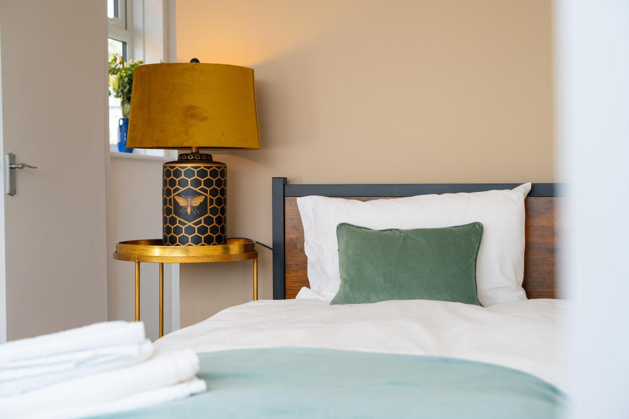 Stylish 4 Bedroom Spacious Retreat With Parking - Sleeps 10 - Families & Contractors 坎特伯雷 外观 照片