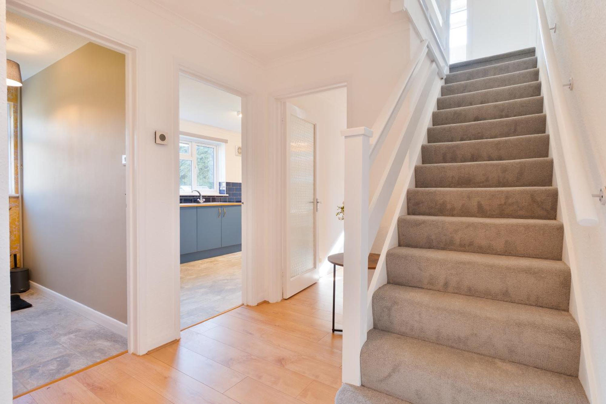 Stylish 4 Bedroom Spacious Retreat With Parking - Sleeps 10 - Families & Contractors 坎特伯雷 外观 照片