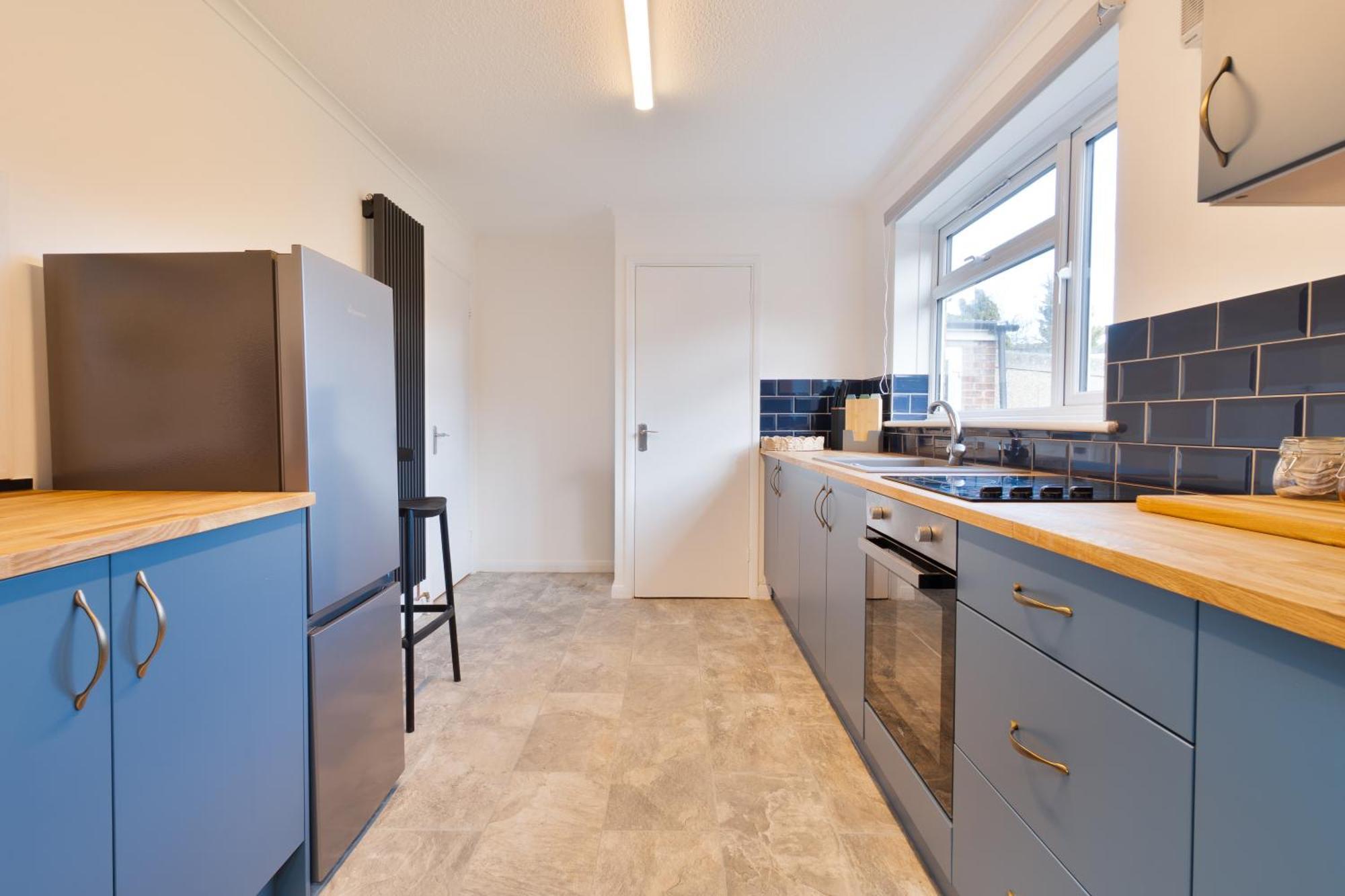 Stylish 4 Bedroom Spacious Retreat With Parking - Sleeps 10 - Families & Contractors 坎特伯雷 外观 照片