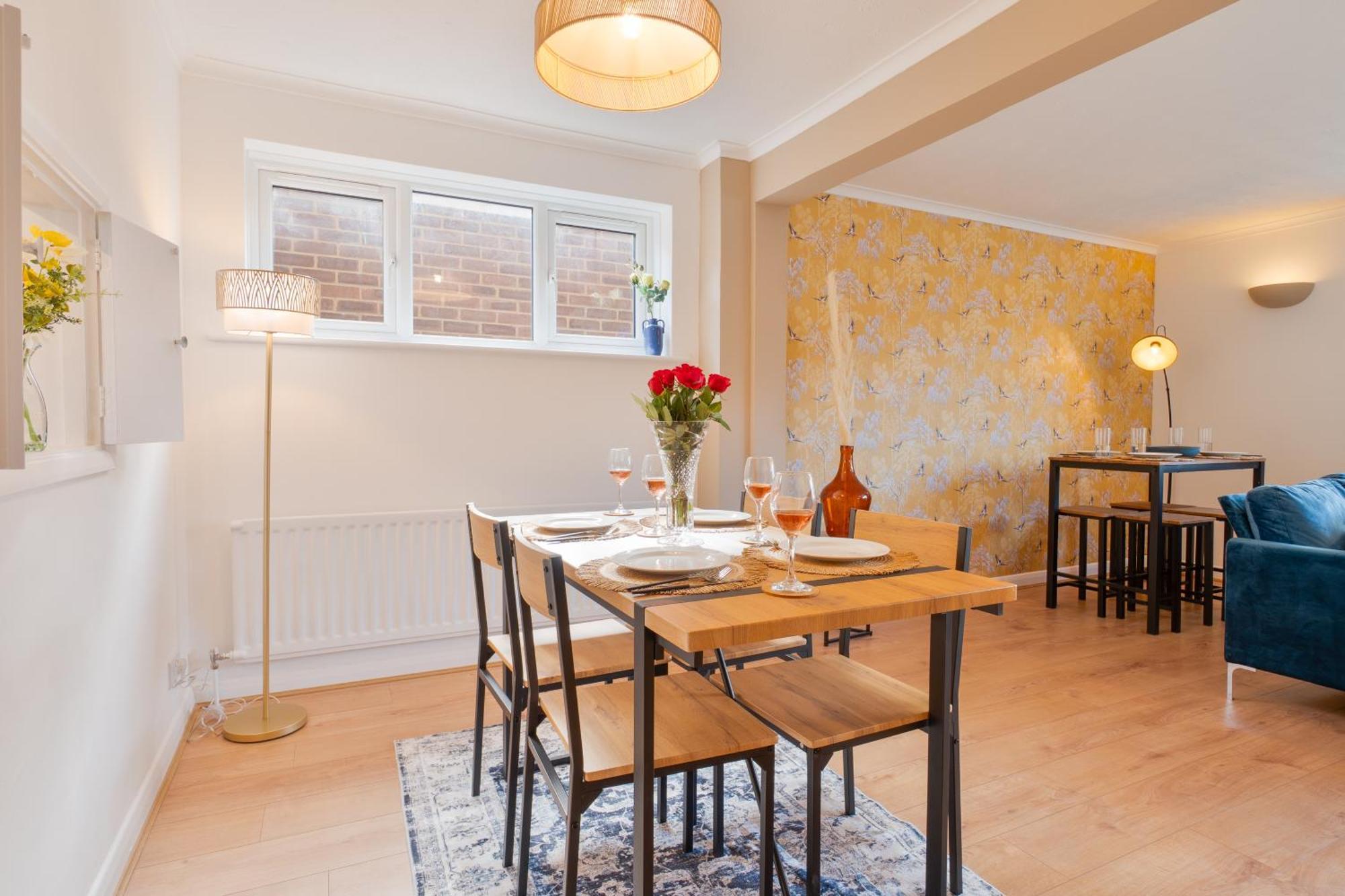 Stylish 4 Bedroom Spacious Retreat With Parking - Sleeps 10 - Families & Contractors 坎特伯雷 外观 照片