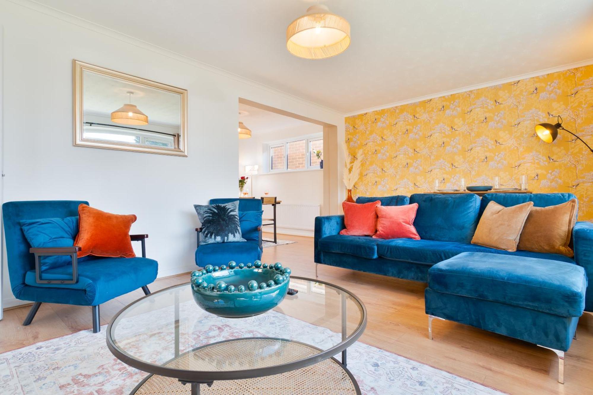 Stylish 4 Bedroom Spacious Retreat With Parking - Sleeps 10 - Families & Contractors 坎特伯雷 外观 照片