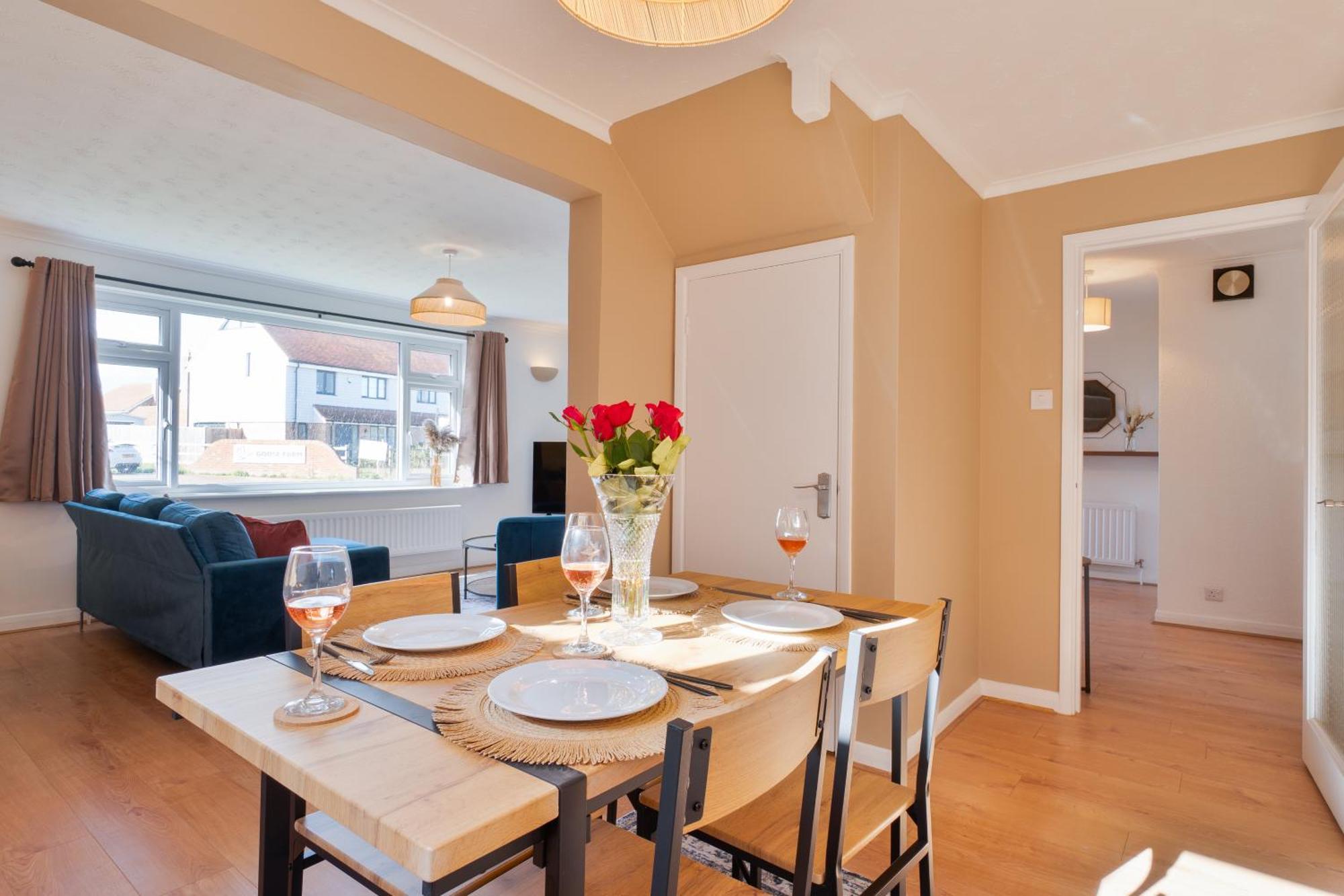 Stylish 4 Bedroom Spacious Retreat With Parking - Sleeps 10 - Families & Contractors 坎特伯雷 外观 照片