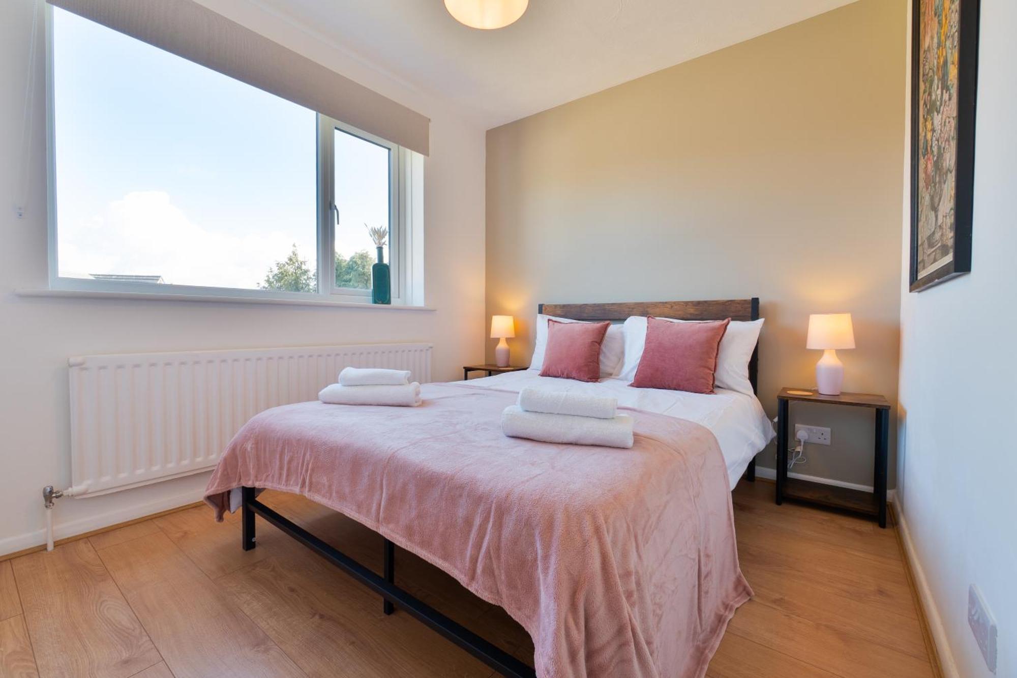 Stylish 4 Bedroom Spacious Retreat With Parking - Sleeps 10 - Families & Contractors 坎特伯雷 外观 照片