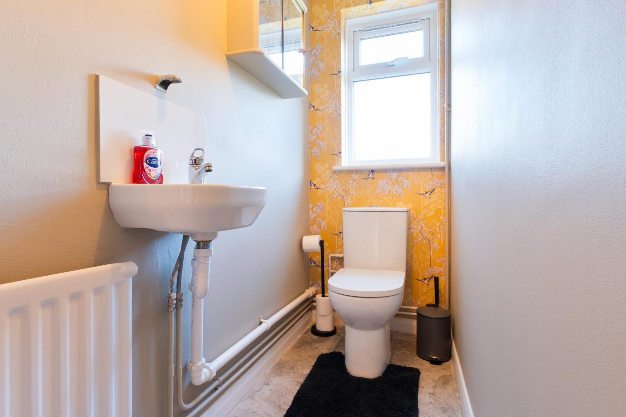 Stylish 4 Bedroom Spacious Retreat With Parking - Sleeps 10 - Families & Contractors 坎特伯雷 外观 照片