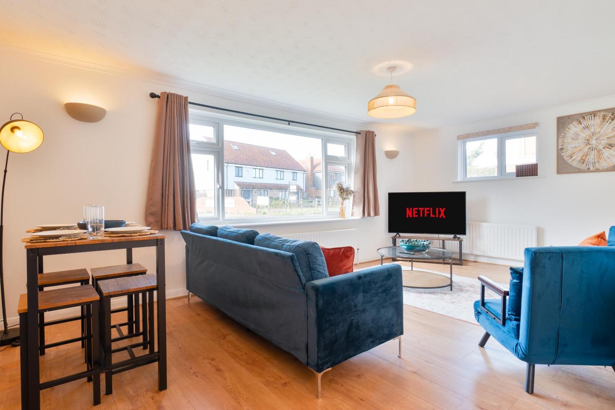 Stylish 4 Bedroom Spacious Retreat With Parking - Sleeps 10 - Families & Contractors 坎特伯雷 外观 照片