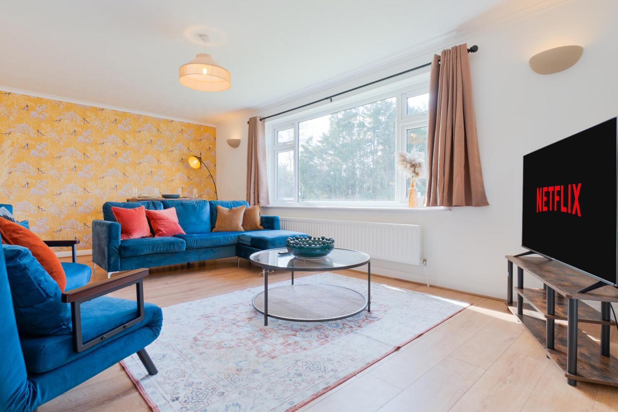 Stylish 4 Bedroom Spacious Retreat With Parking - Sleeps 10 - Families & Contractors 坎特伯雷 外观 照片