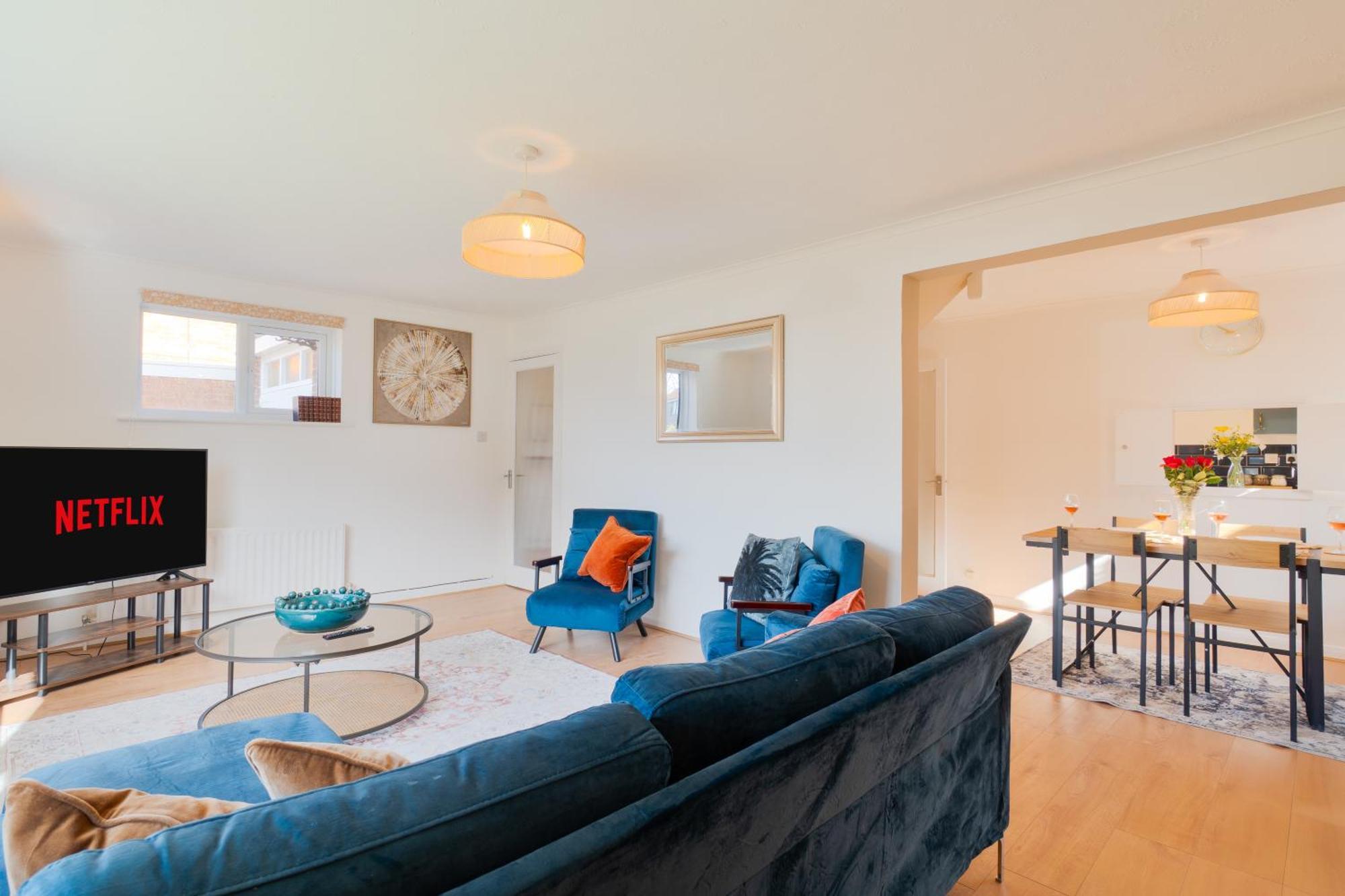 Stylish 4 Bedroom Spacious Retreat With Parking - Sleeps 10 - Families & Contractors 坎特伯雷 外观 照片