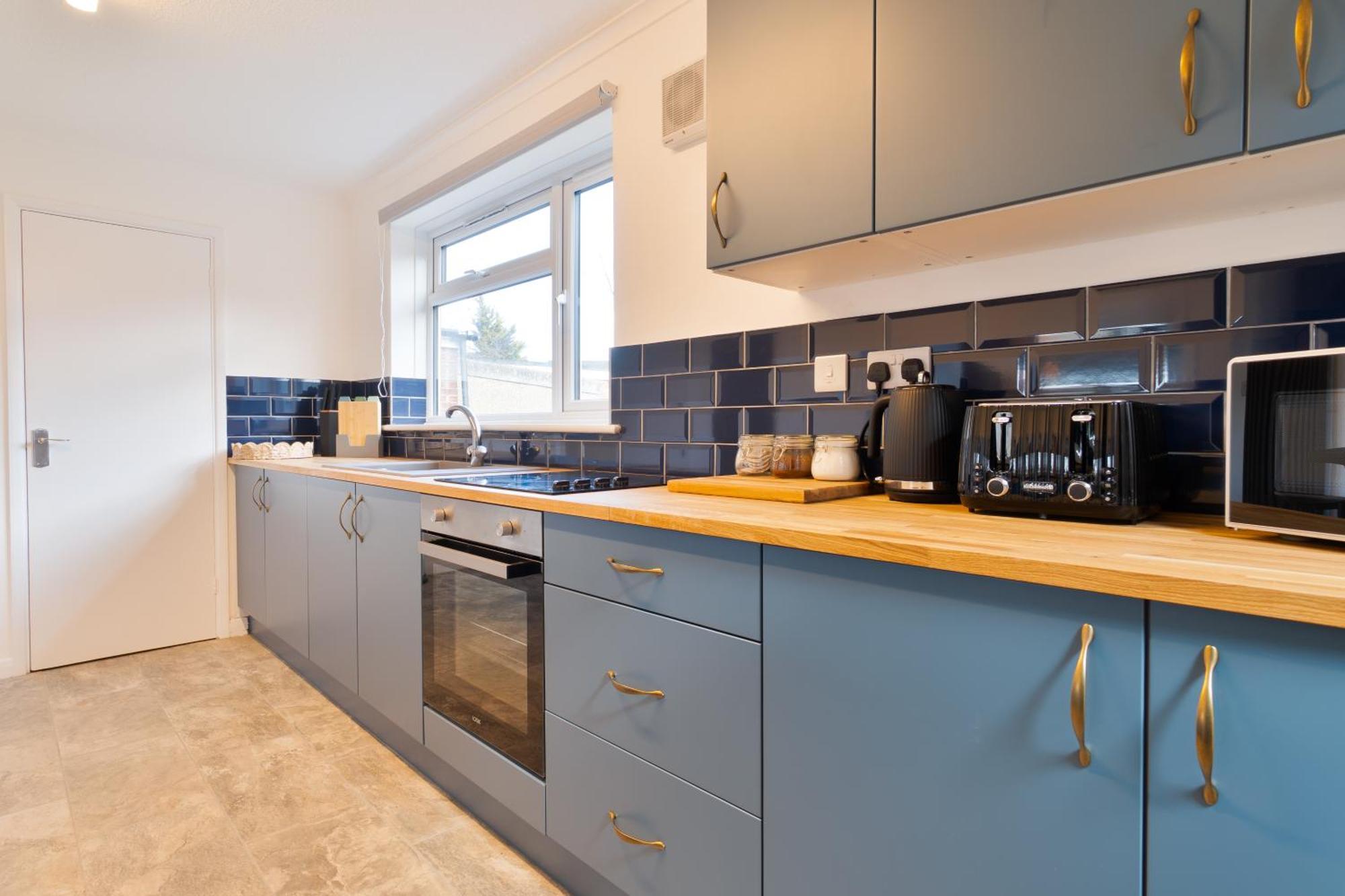 Stylish 4 Bedroom Spacious Retreat With Parking - Sleeps 10 - Families & Contractors 坎特伯雷 外观 照片