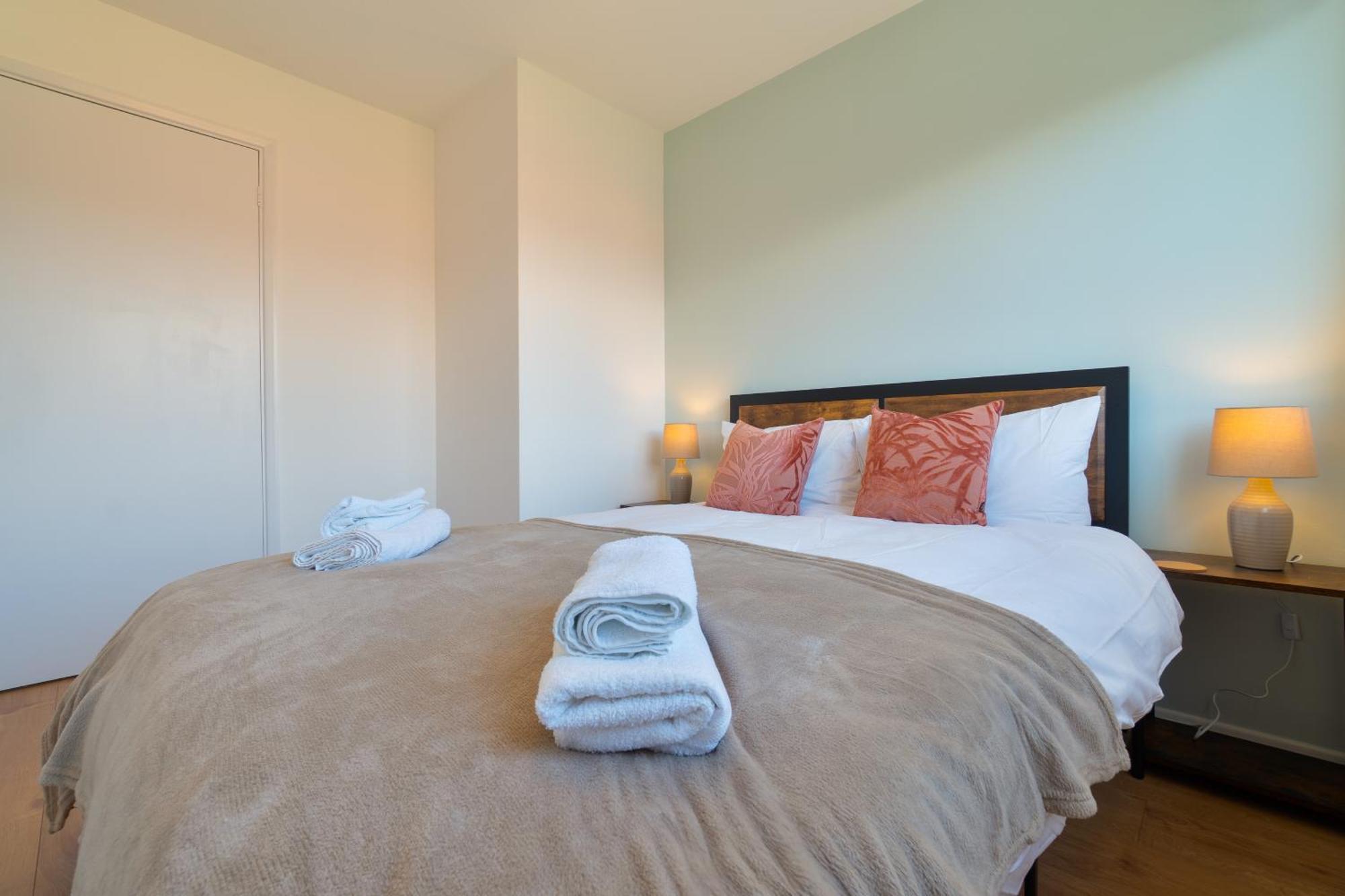 Stylish 4 Bedroom Spacious Retreat With Parking - Sleeps 10 - Families & Contractors 坎特伯雷 外观 照片