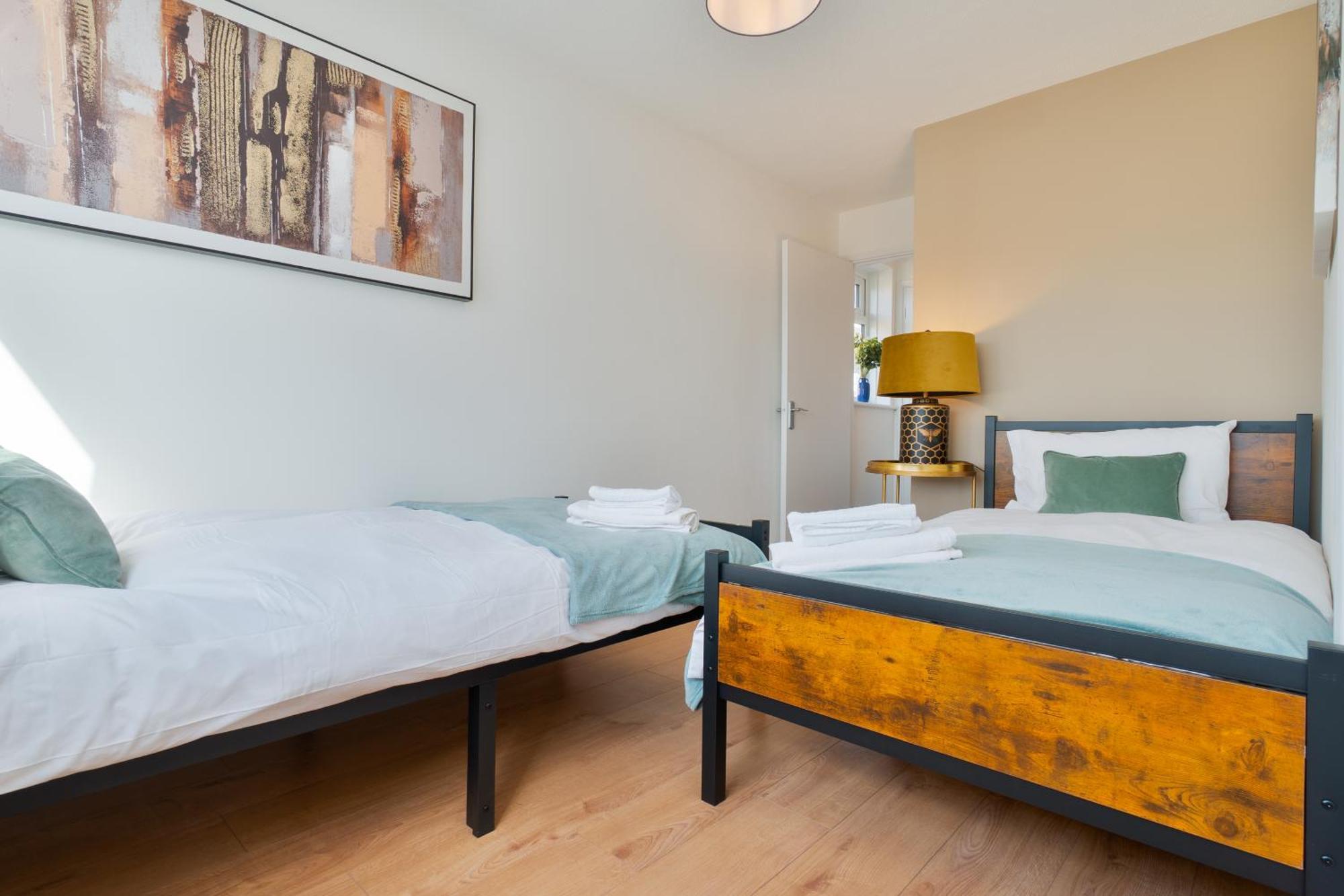 Stylish 4 Bedroom Spacious Retreat With Parking - Sleeps 10 - Families & Contractors 坎特伯雷 外观 照片