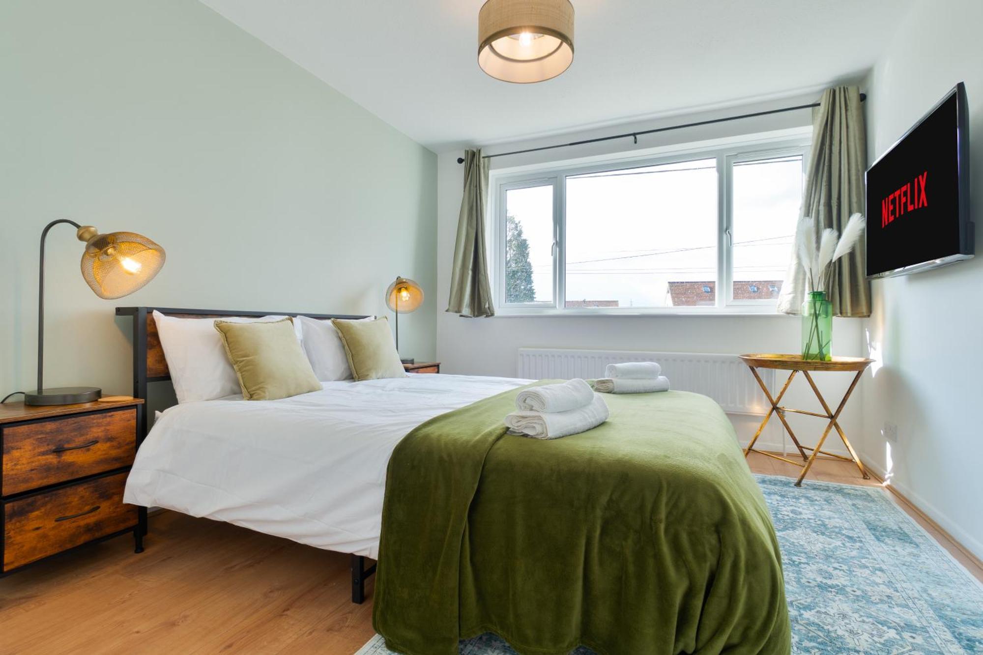Stylish 4 Bedroom Spacious Retreat With Parking - Sleeps 10 - Families & Contractors 坎特伯雷 外观 照片