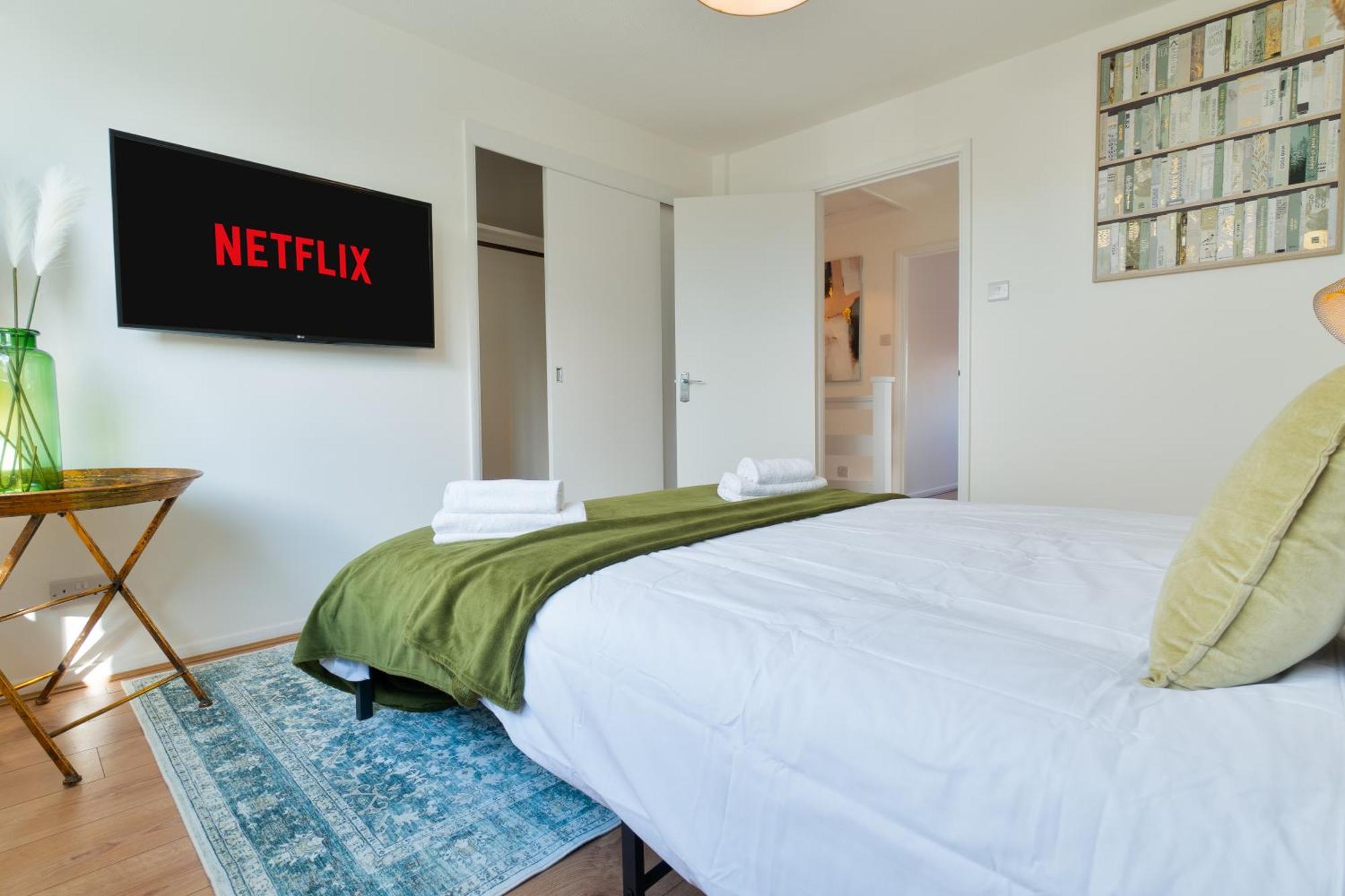 Stylish 4 Bedroom Spacious Retreat With Parking - Sleeps 10 - Families & Contractors 坎特伯雷 外观 照片