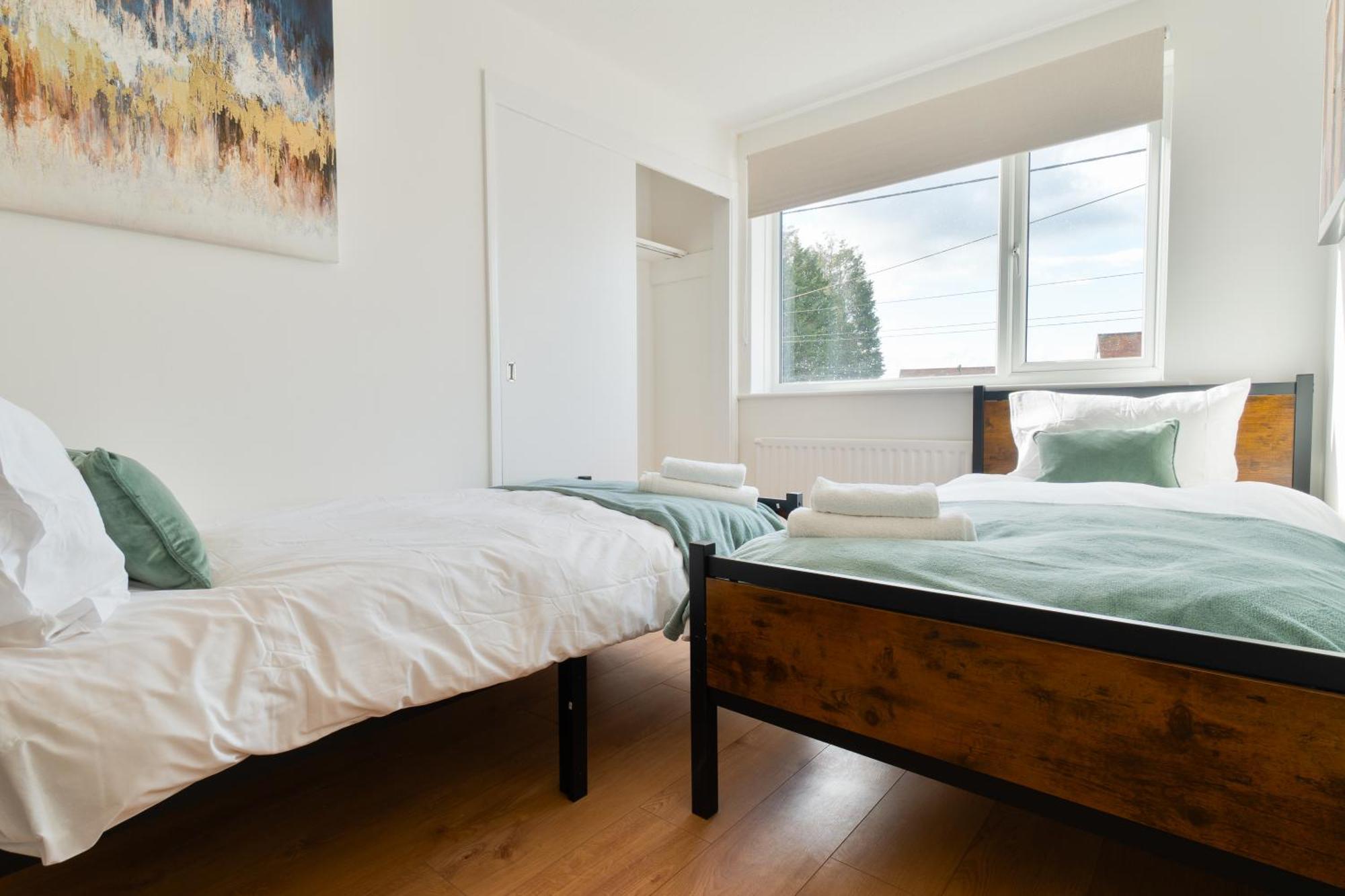 Stylish 4 Bedroom Spacious Retreat With Parking - Sleeps 10 - Families & Contractors 坎特伯雷 外观 照片
