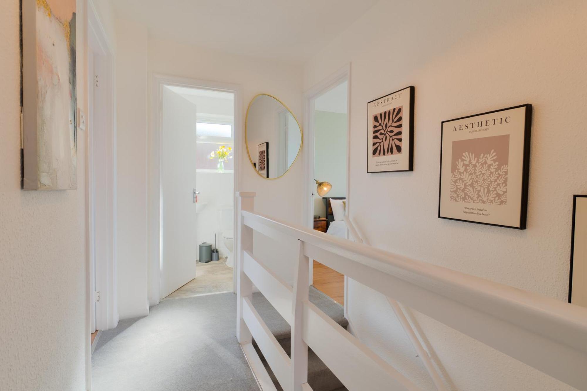 Stylish 4 Bedroom Spacious Retreat With Parking - Sleeps 10 - Families & Contractors 坎特伯雷 外观 照片