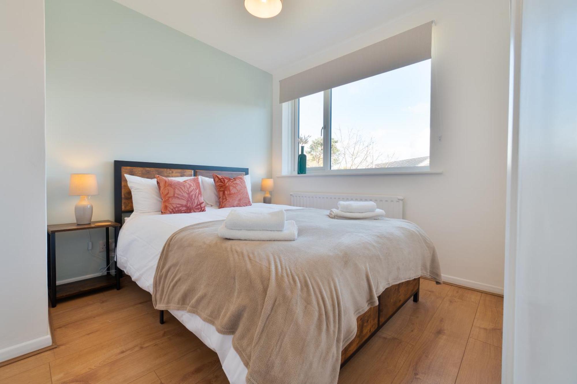 Stylish 4 Bedroom Spacious Retreat With Parking - Sleeps 10 - Families & Contractors 坎特伯雷 外观 照片