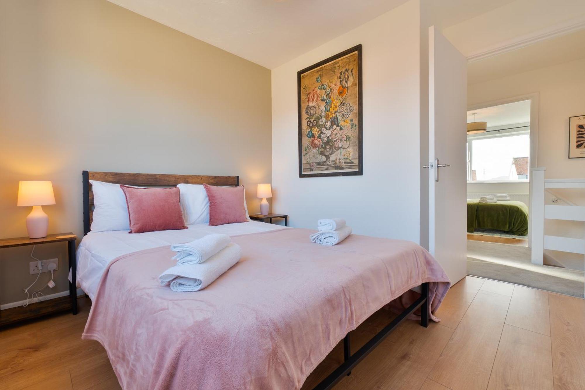Stylish 4 Bedroom Spacious Retreat With Parking - Sleeps 10 - Families & Contractors 坎特伯雷 外观 照片