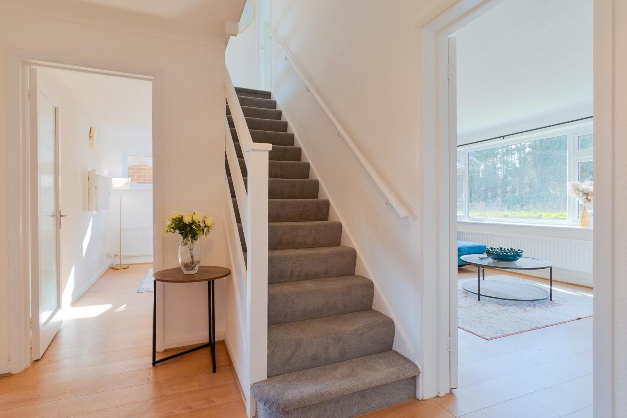 Stylish 4 Bedroom Spacious Retreat With Parking - Sleeps 10 - Families & Contractors 坎特伯雷 外观 照片