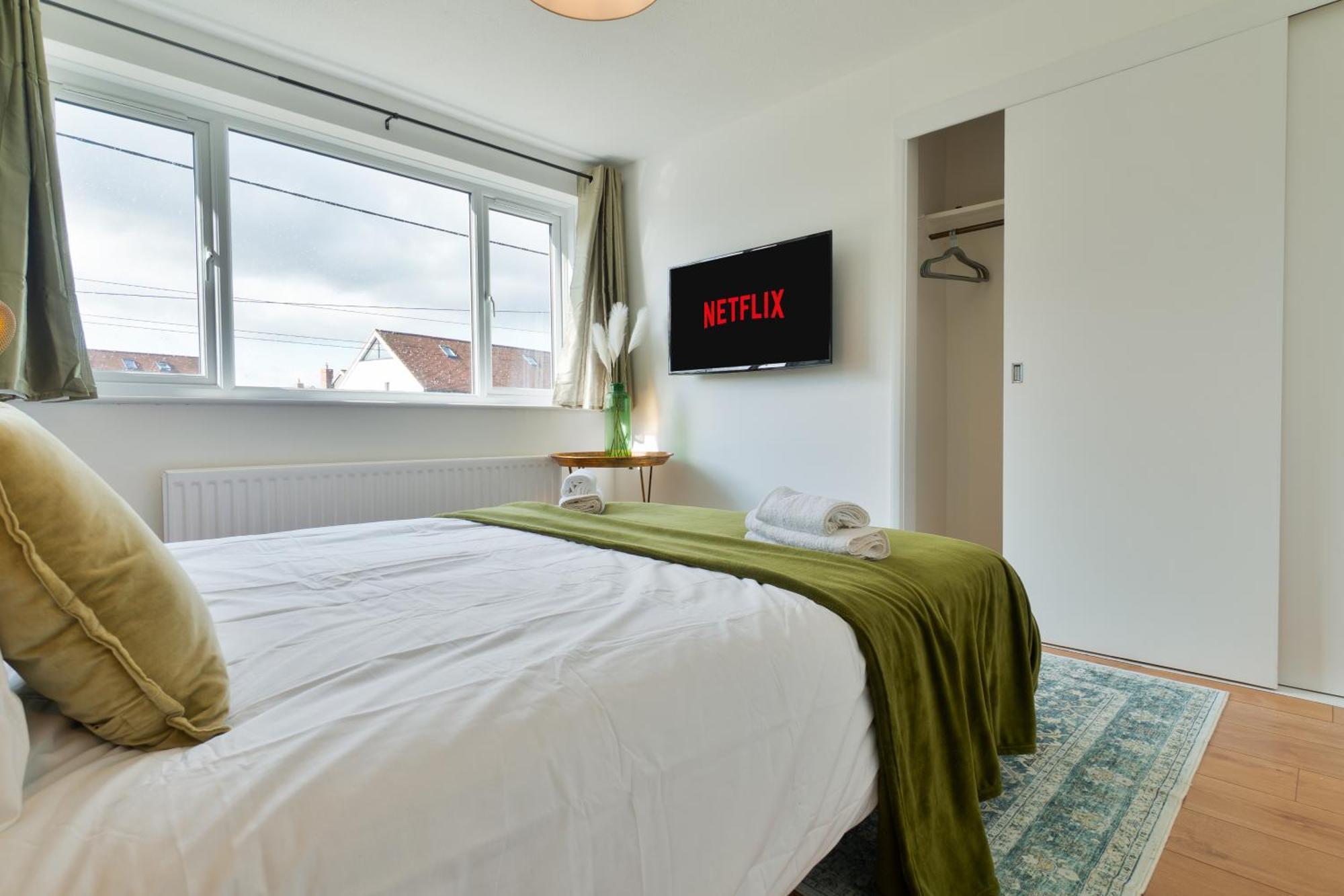 Stylish 4 Bedroom Spacious Retreat With Parking - Sleeps 10 - Families & Contractors 坎特伯雷 外观 照片