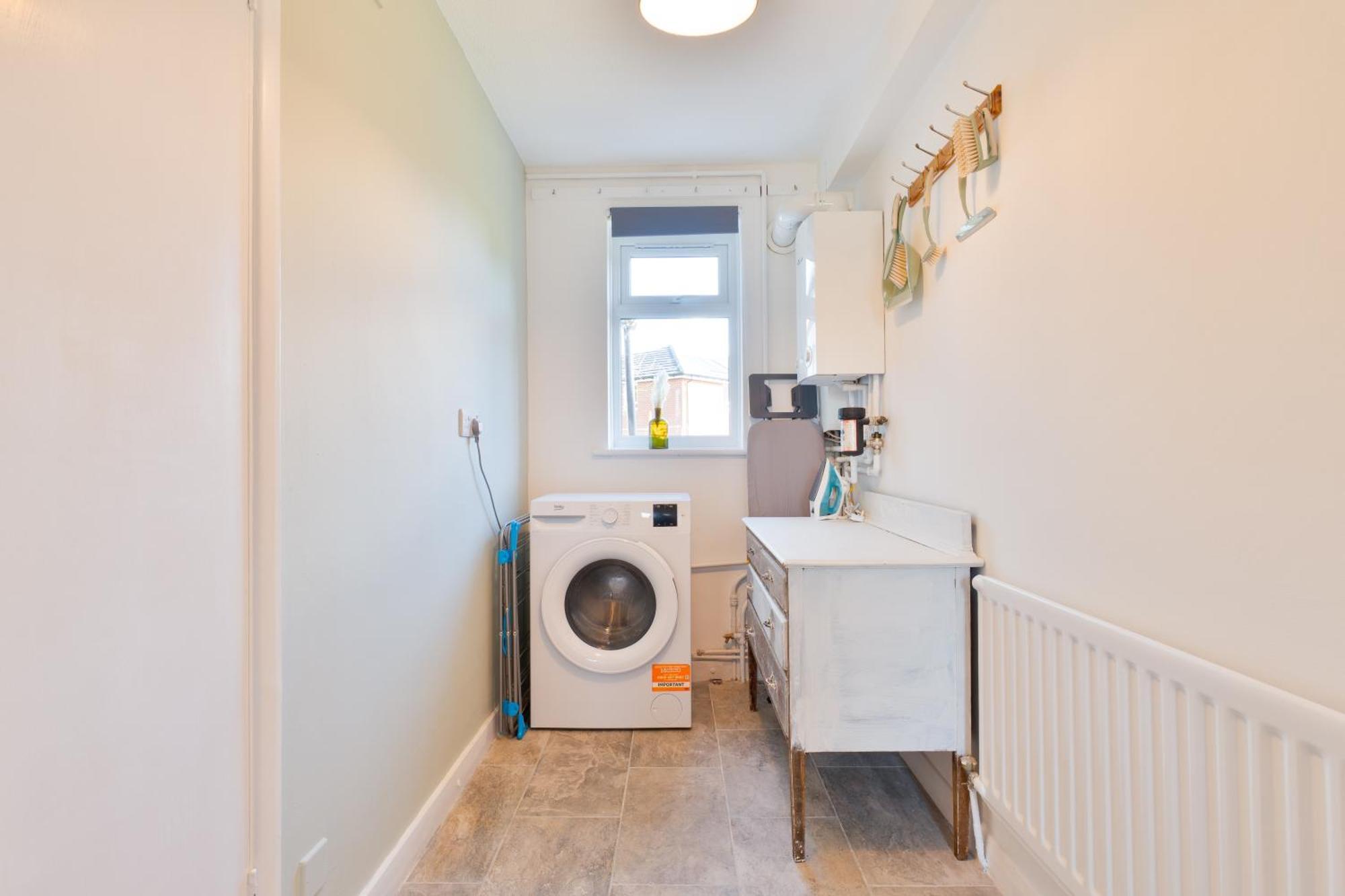 Stylish 4 Bedroom Spacious Retreat With Parking - Sleeps 10 - Families & Contractors 坎特伯雷 外观 照片