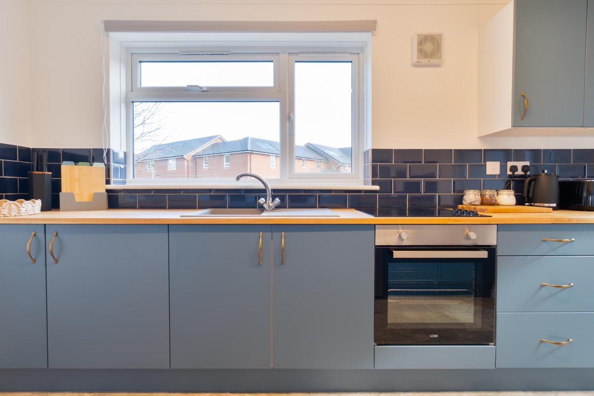 Stylish 4 Bedroom Spacious Retreat With Parking - Sleeps 10 - Families & Contractors 坎特伯雷 外观 照片