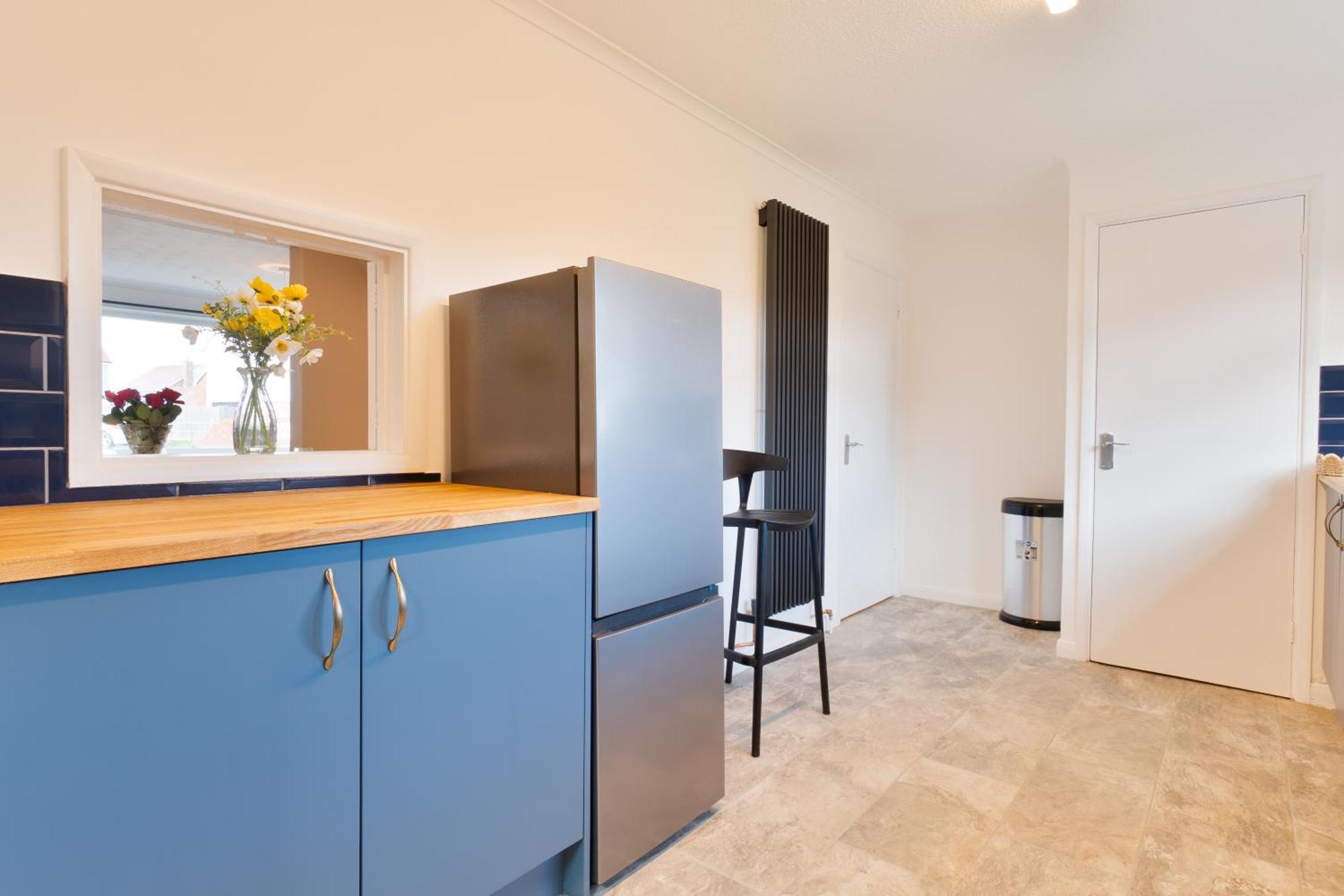 Stylish 4 Bedroom Spacious Retreat With Parking - Sleeps 10 - Families & Contractors 坎特伯雷 外观 照片